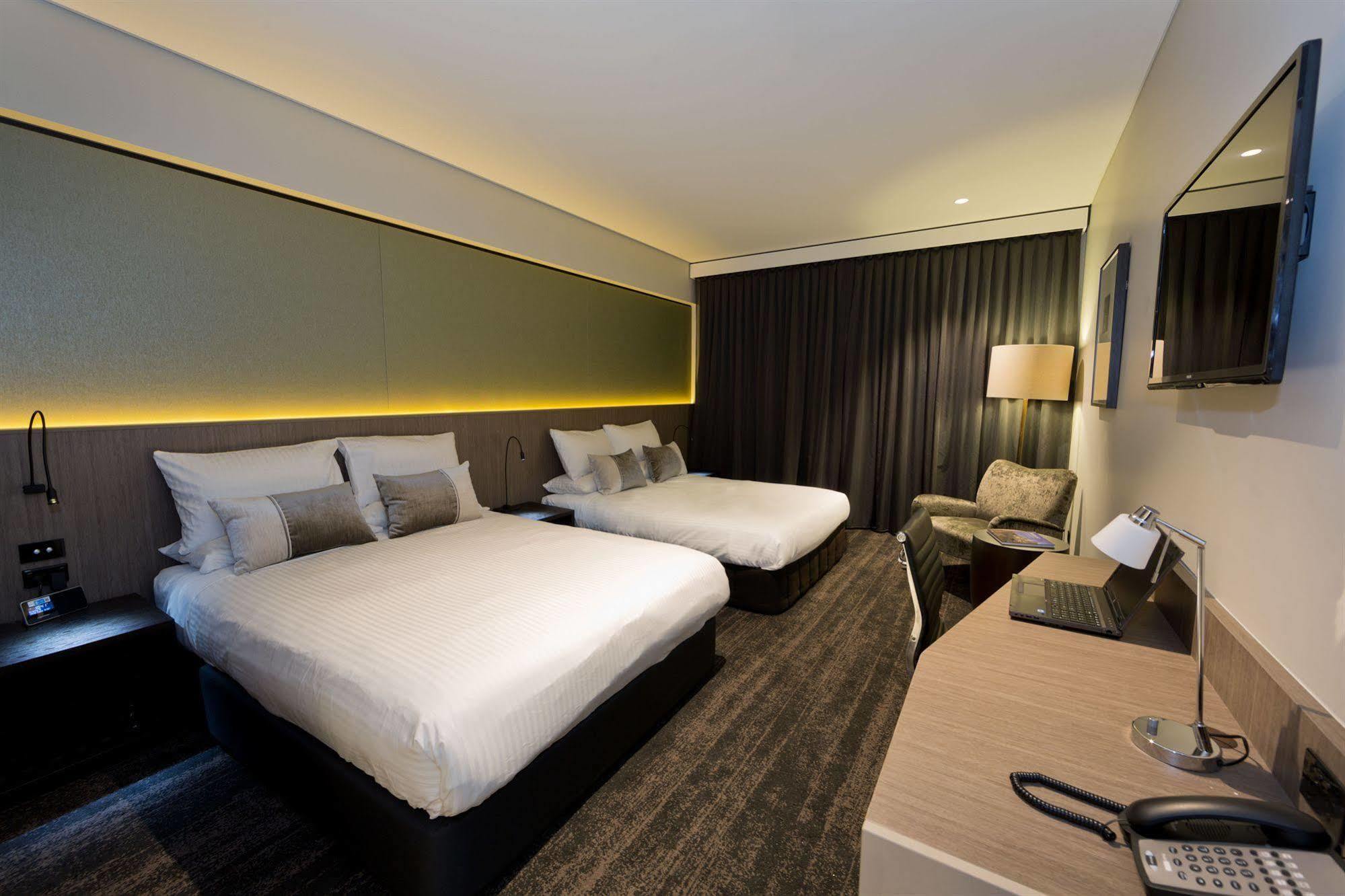 The Glen Hotel And Suites Rochedale Exterior photo